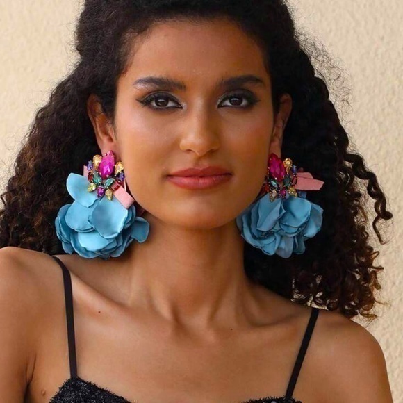 Jewelry - 💋NWT Statement Rhinestone Flower Earrings